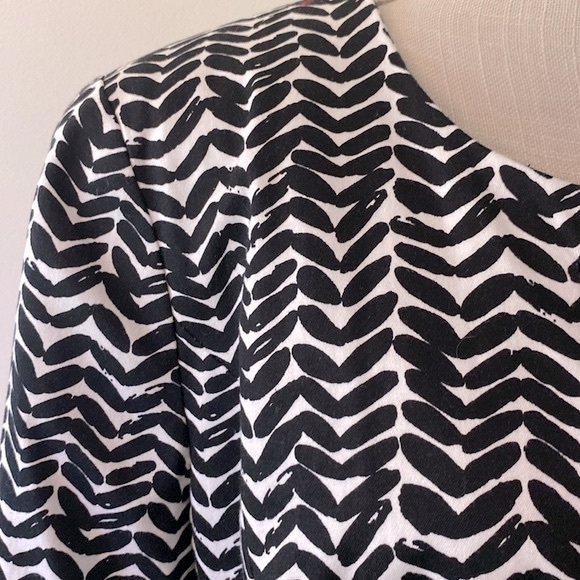 East 5th woman’s black and white patterned, belted, coat dress, button closure - Picture 5 of 13